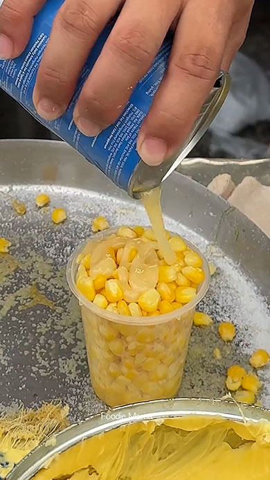 トウモロコシの粒を取って料理にしたところ