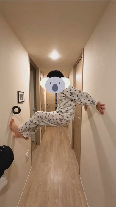 壁渡りをする少年