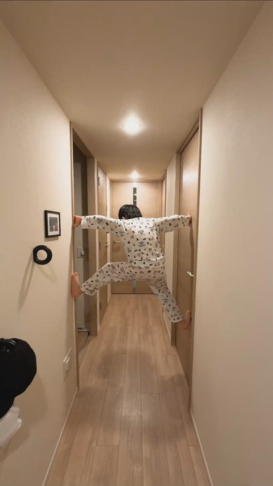 壁渡りをする少年