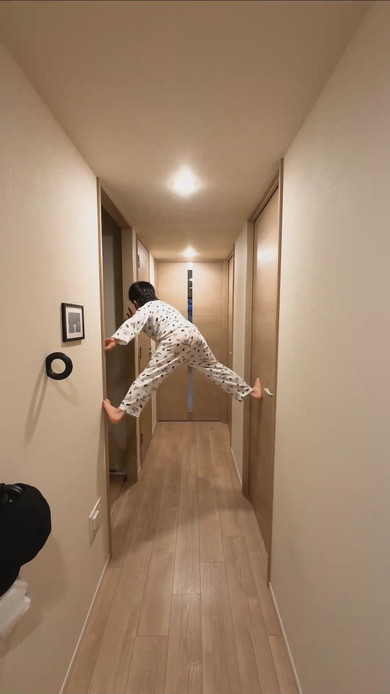 壁渡りをする少年