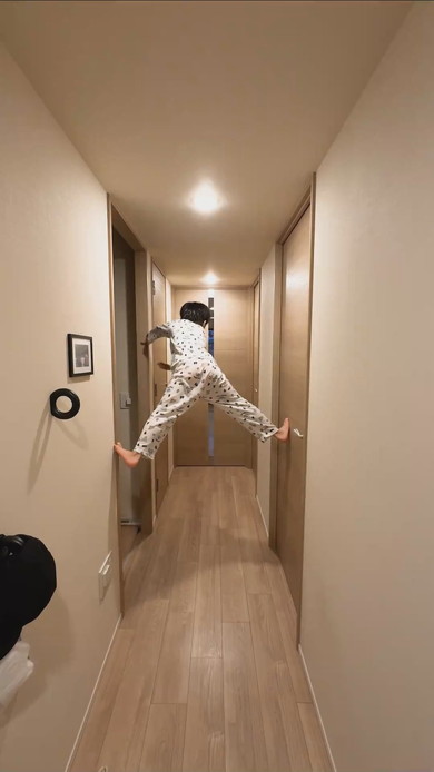 壁渡りをする少年