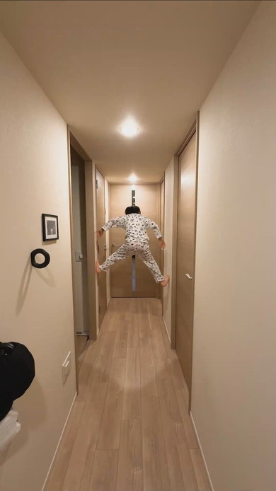 壁渡りをする少年