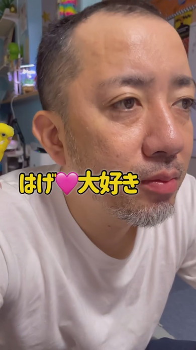 セキセイインコと男性