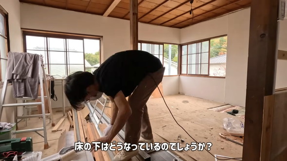 床の修繕中の男性