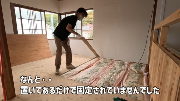 床の修繕中の男性