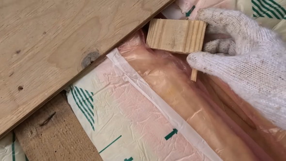 床の修繕中の男性