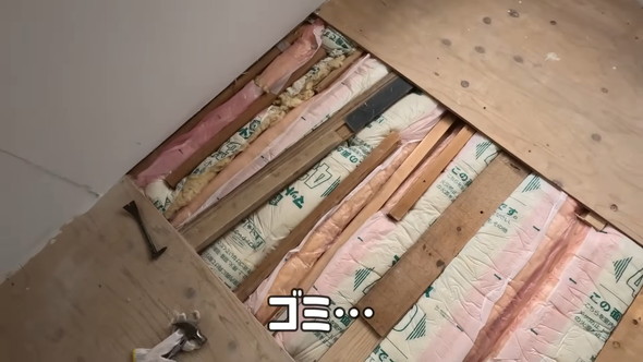 床の修繕中の男性
