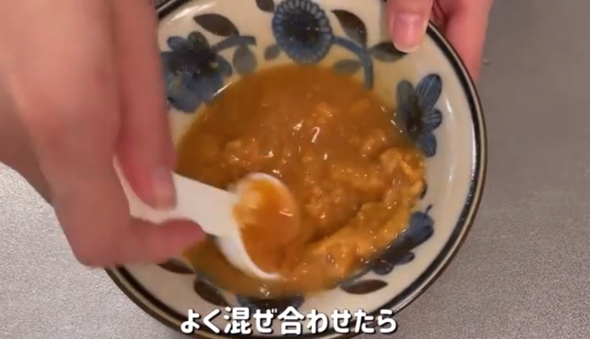 お皿に調味料を入れよく混ぜます