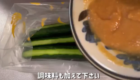 ジップロックにキュウリと調味料を入れます