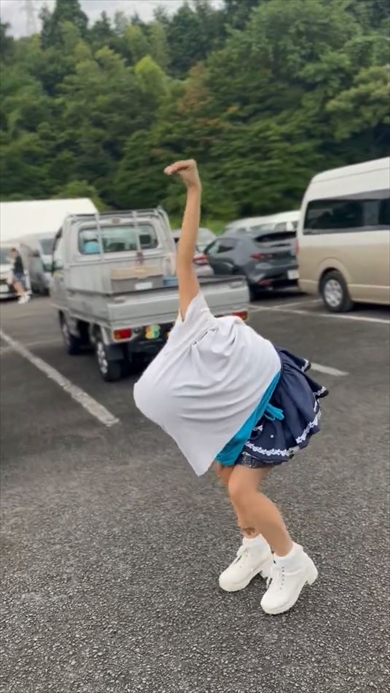 ダチョウのマネが上手なアイドル