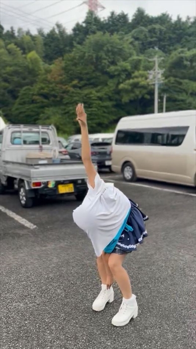 ダチョウのマネが上手なアイドル