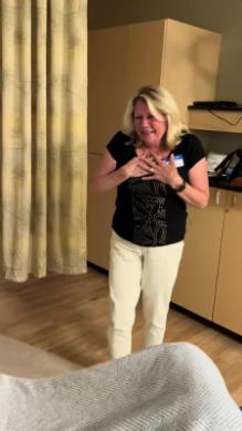 出産を終えた娘を訪問する母