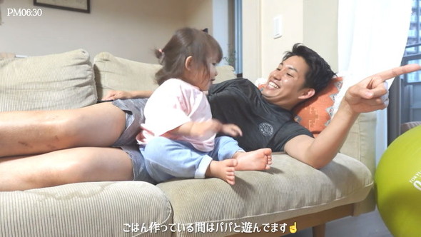 パパと遊ぶ1歳娘