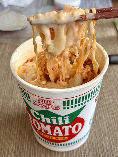 チリトマトヌードルをチーズでふたをしたところ