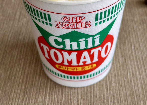 チリトマトヌードルをチーズでふたをしているところ