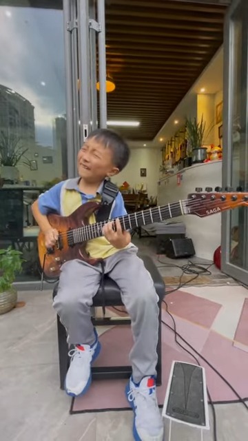 ギターを座って演奏するMaituoくん