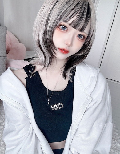 モノトーンのヘアカラーをした女性