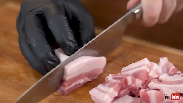 豚バラ肉を厚めにカット