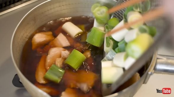 ネギと豚バラ肉を入れて煮込む