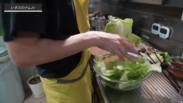 レタスをちぎる女性