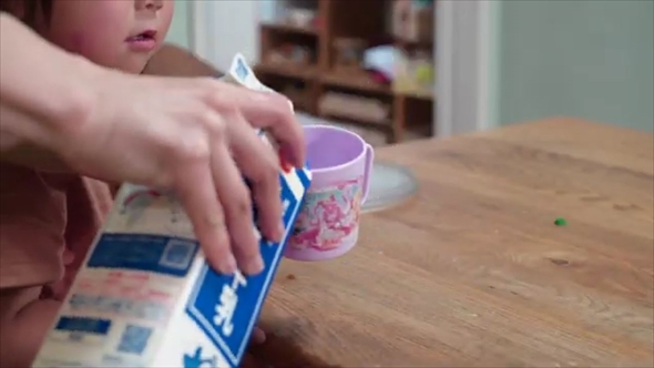 牛乳を注ぐ女性