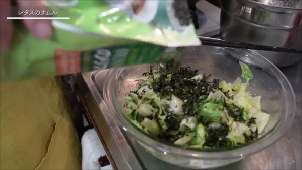 レタスのナムルを作る女性
