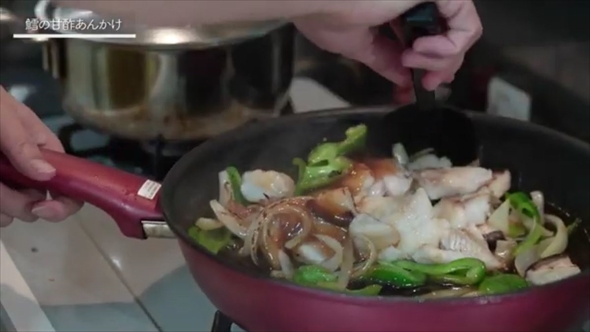 たらの甘酢あんかけを作る女性