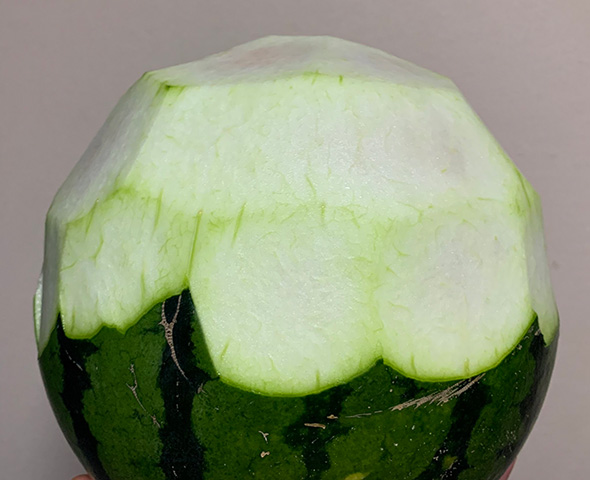 スイカの皮むきに挑戦！