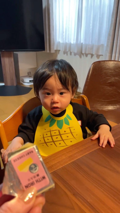 大好物が出てきて機嫌がなおる1歳児