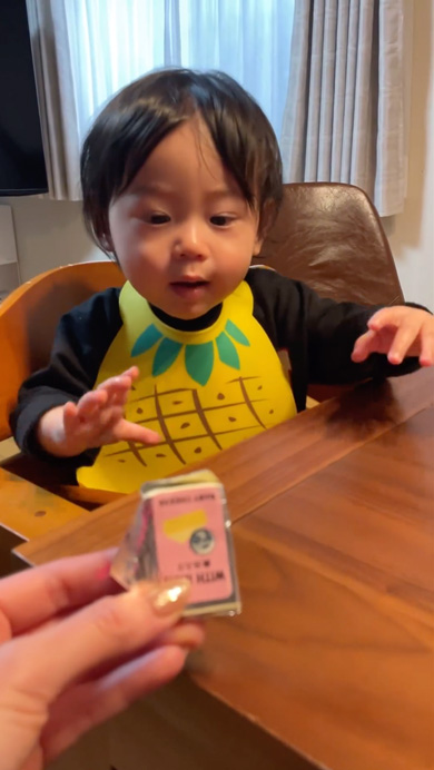 大好物が出てきて機嫌がなおる1歳児