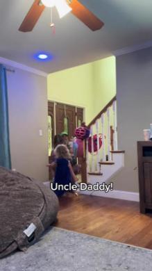 おじさんに駆け寄る子どもたち