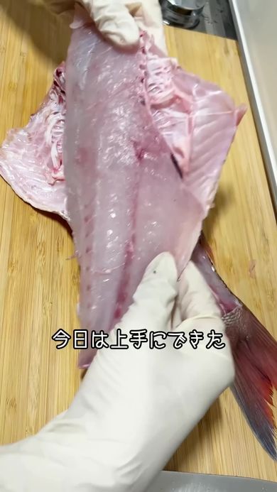 ウロコとエラ、内臓を取ったタイを3枚に下ろす