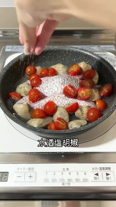 トマトとアサリを並べて調味料を追加