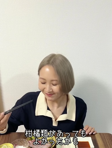 タイの昆布締めを食べて笑顔を浮かべる投稿者