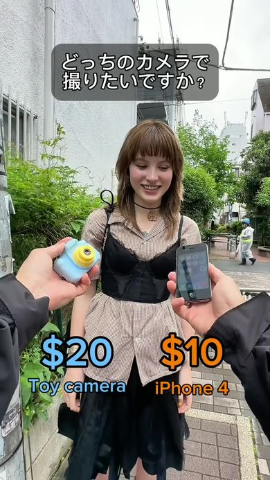 10ドルのiPhone 4と20ドルのトイカメラのどちらで撮るかモデルに選んでもらう