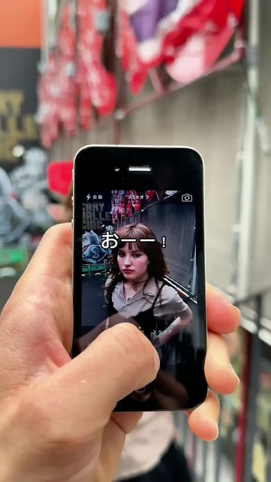 2010年発売のiPhone 4でストリートスナップを撮影する様子