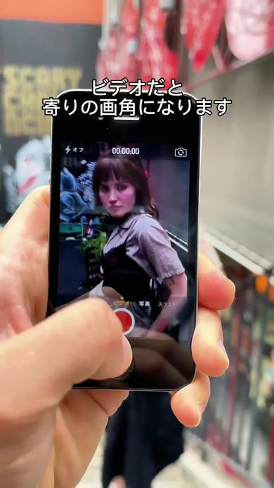 2010年発売のiPhone 4でストリートスナップを撮影する様子