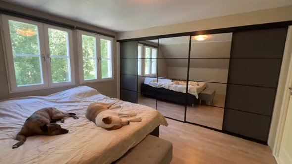 スウェーデン 築45年 ベッドルーム ワードローブ 北欧 改造 DIY 夫婦 リノベーション