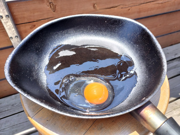 都内 日光の熱だけ 1時間 目玉焼き 焼けた 屋外 夏 炎天下