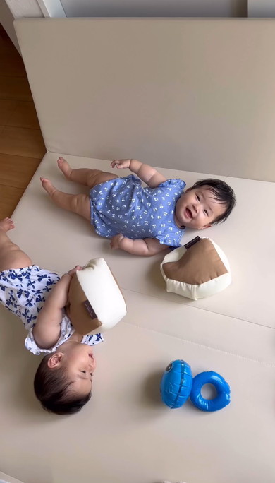 双子赤ちゃんが楽しいときのクセ