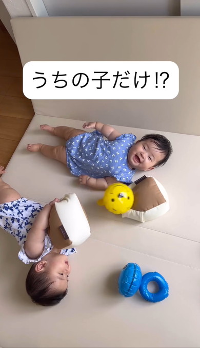 双子赤ちゃんが楽しいときのクセ
