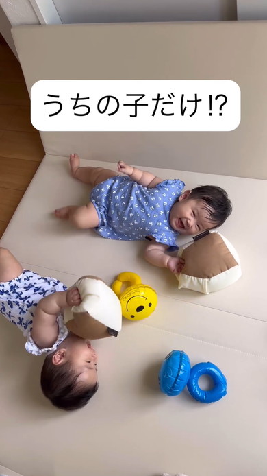 双子赤ちゃんが楽しいときのクセ