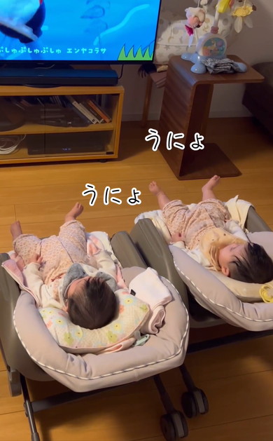双子赤ちゃんが楽しいときのクセ