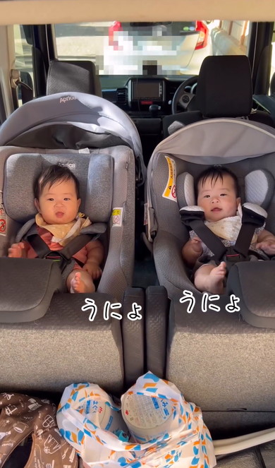 双子赤ちゃんが楽しいときのクセ