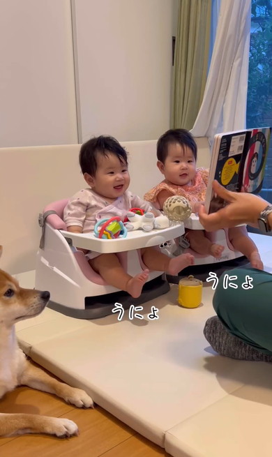 双子赤ちゃんが楽しいときのクセ