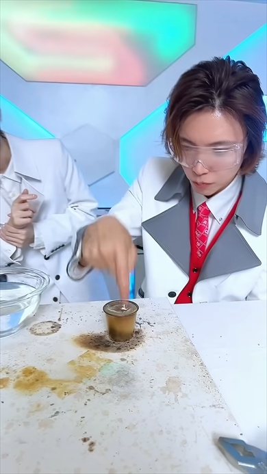 ドロドロに溶かした400度の金属に指を入れる実験