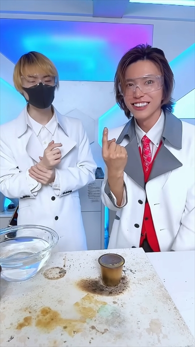 ドロドロに溶かした400度の金属に指を入れる実験