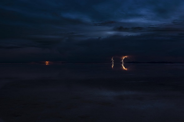 40日間の張り込みで撮影した落雷とそれを映すウユニ塩湖