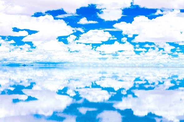 40日間の張り込みで撮影した雲が広がる青空とそれを映すウユニ塩湖