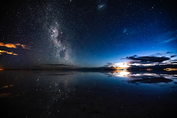 40日間の張り込みで撮影した遠くに見える日光と星空を映すウユニ塩湖